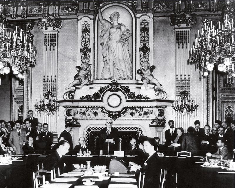 Φωτογραφία αρχείου στην οποία εικονίζεται ο Ρομπέρ Σουμάν να εκφωνεί την περίφημη διακήρυξή του, της 9ης Μαΐου 1950, στο Παρίσι.