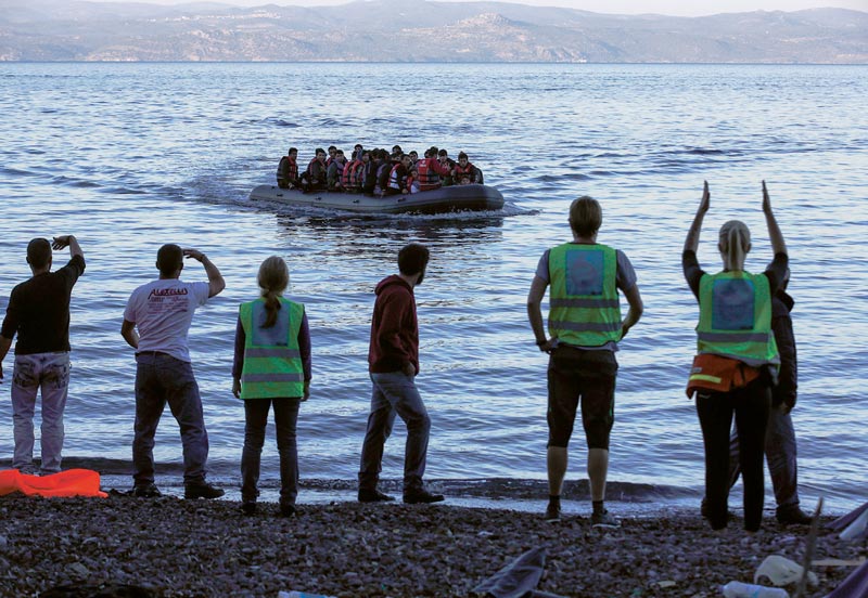 Πρόσφυγες σε φουσκωτή βάρκα πλησιάζουν στις ακτές ελληνικού νησιού.