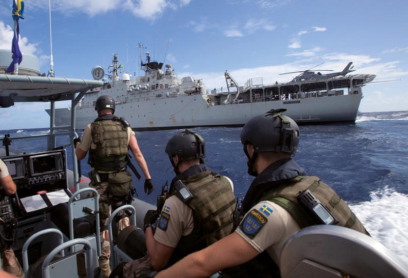 Σουηδοί ναυτικοί συμμετέχουν σε κοινή άσκηση με σουηδικό πολεμικό σκάφος στο πλαίσιο της ειδικής ομάδας της ΕΕ για την καταδίωξη σομαλών πειρατών.
